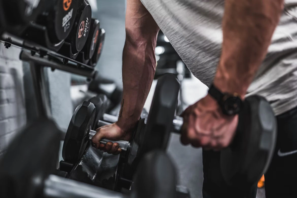 Oameni fericiți în sala de sport